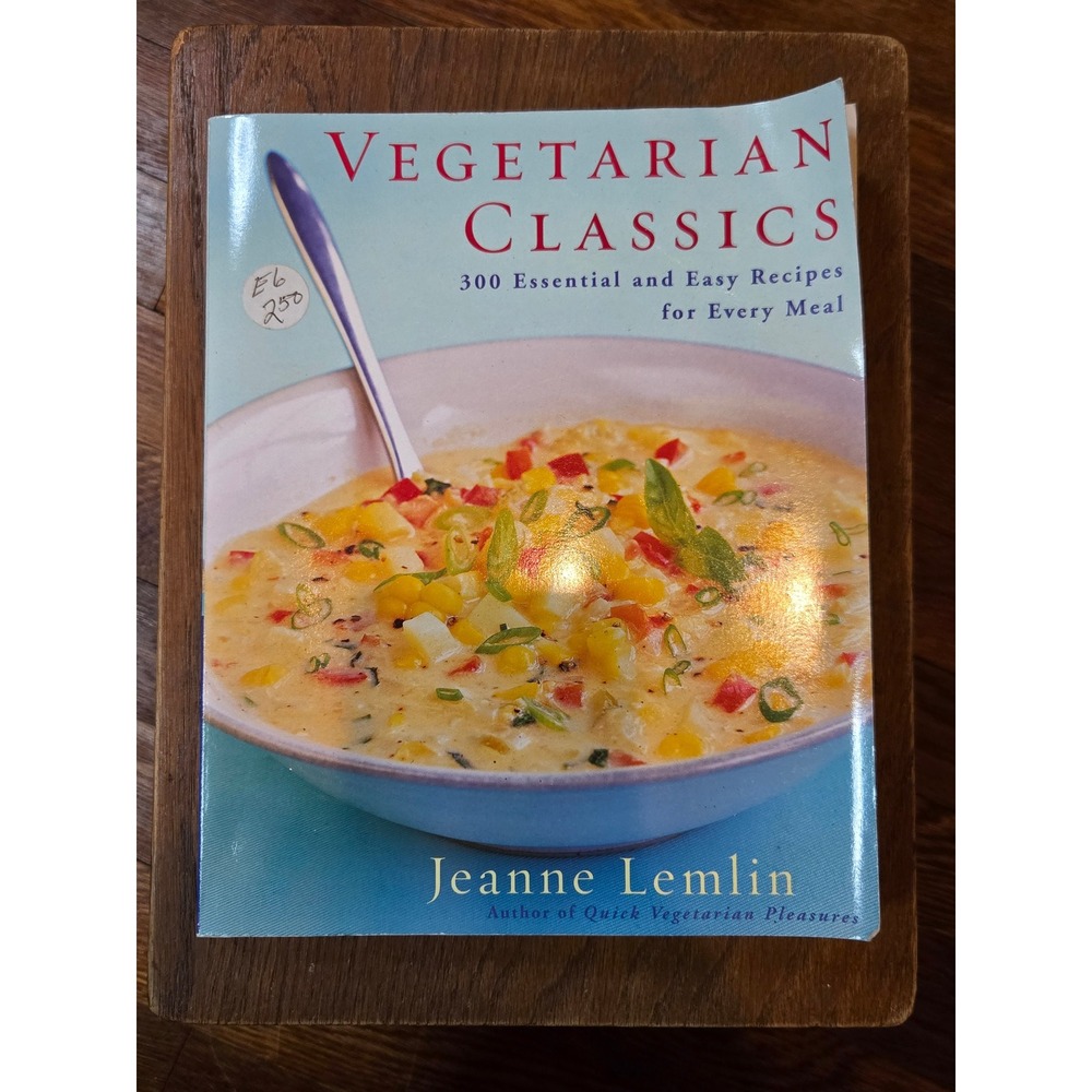 Vegetarian Classics 300 Essential Easy Recipes Jeanne Lemlin Cookbook 0060932732